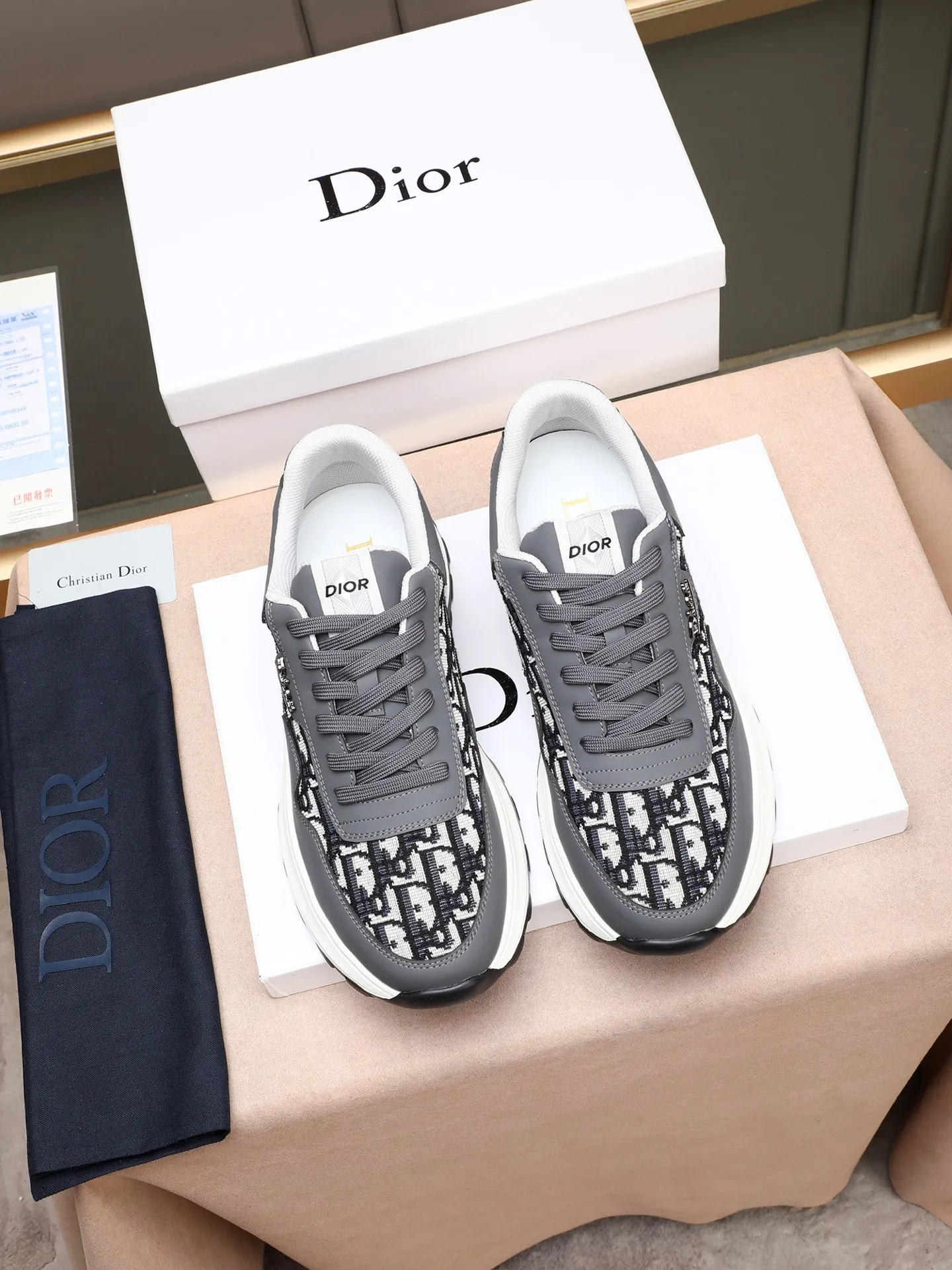 🆕🆕🆕Men's Shoes💰P460 Dior's avant-garde and versatile fashionable men's shoes are privately modeled, calfskin stitched with Dior's special waterproof fabric, fashionable, simple, stylish, eye-catching and classy. It will subvert old ideas and be a must-have for fashionistas who want to spend time with you! Must keep it for yourself! High-end comfort but low-end, high-end quality workmanship. Code number: 38-44 (45 customized) 4 colors for your choice [kiss][kiss][kiss]